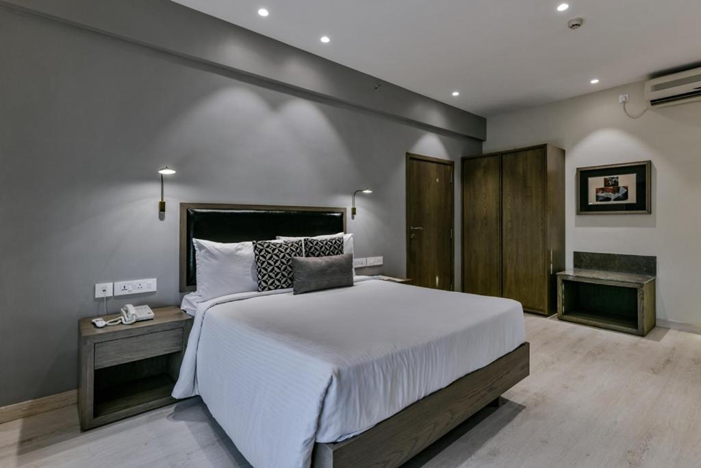 Sun-n-Sand Suites, Shirdi Bagian luar foto